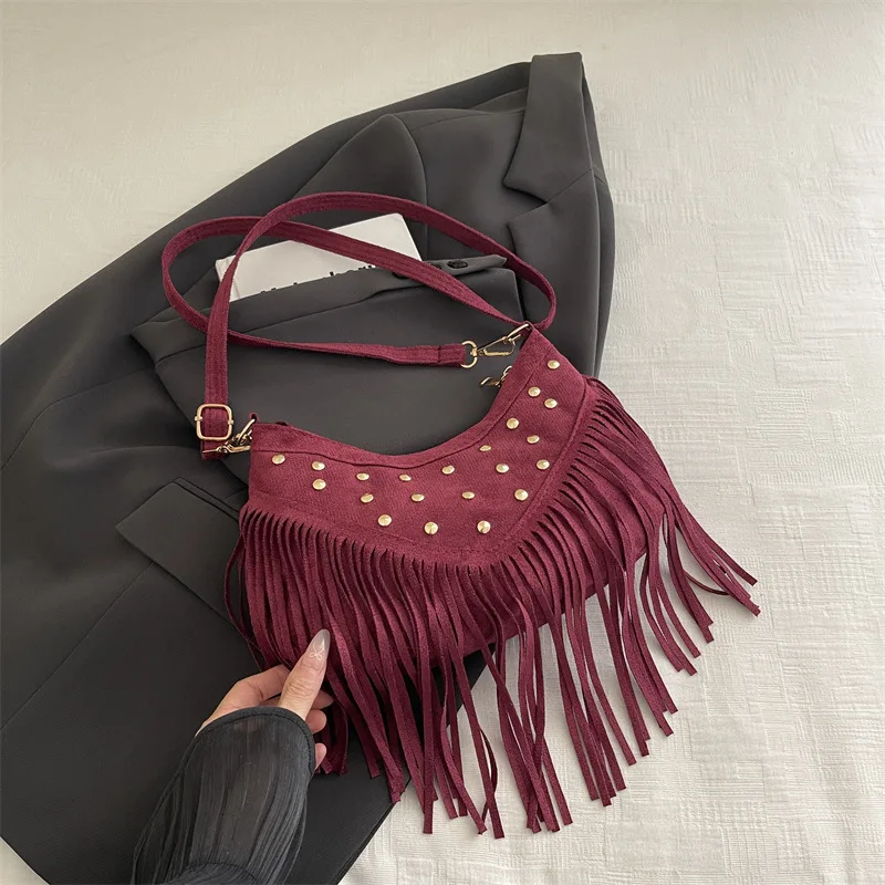 Retro Wildleder-Fransen-Schultertasche mit Metallnieten, Halbmond-Unterarmtasche, Vintage-Tageslook für Konzerte – Detail 12