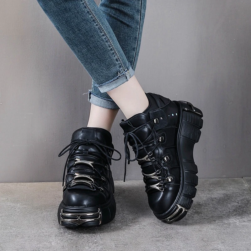 Grote Plus Fluwelen Papa Schoenen voor Vrouwen Nieuwe Dikke Zolen Heavy Metal Punk Trend Mode Schoenen Vrouwen Laarzen Zwart Metalen Decoratie