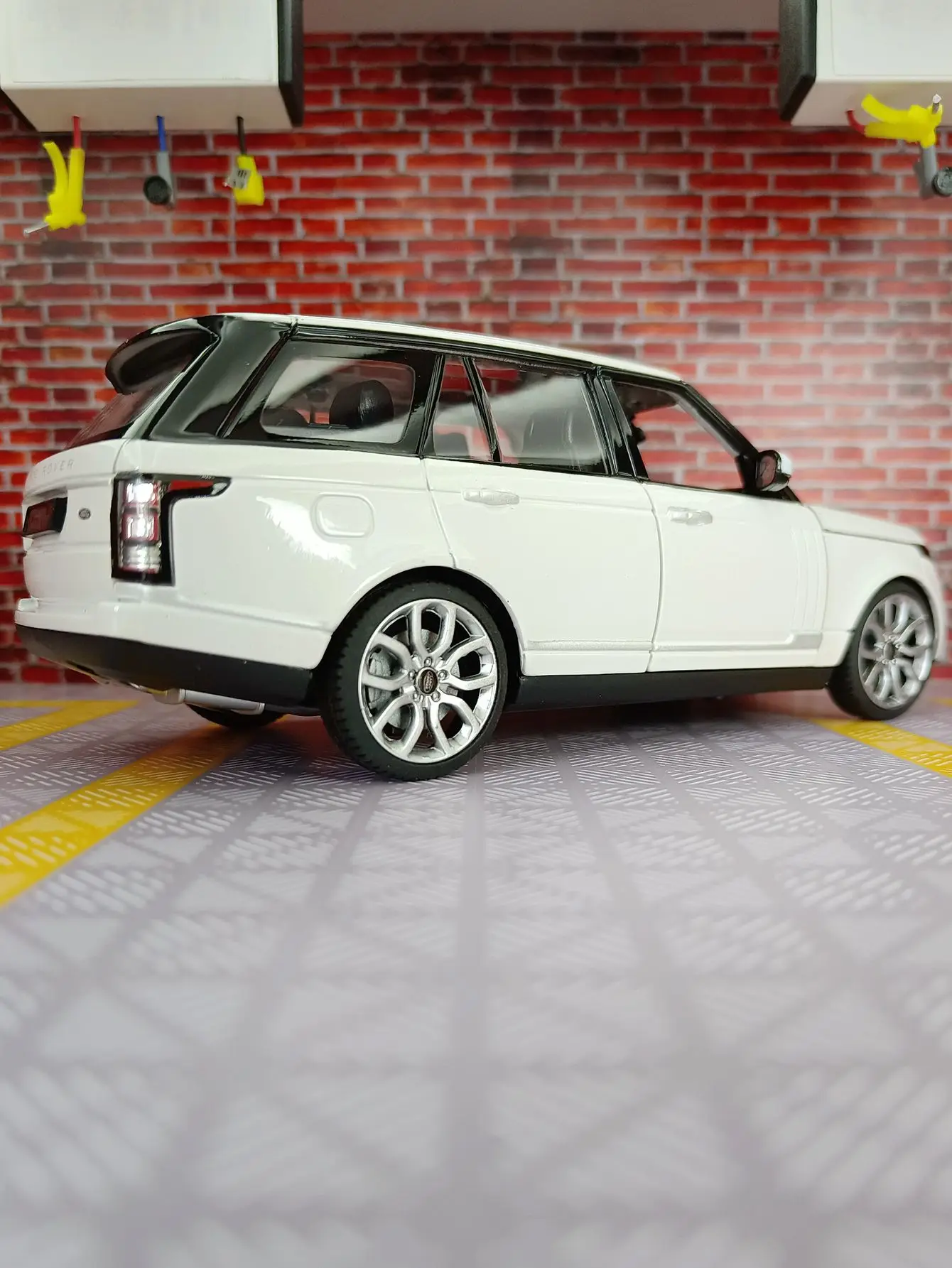 

Модель автомобиля Rastar 1:24 Land Rover Range SUV из сплава, с открывающимися дверями и капотом, подходит для коллекционирования и может быть подарен.
