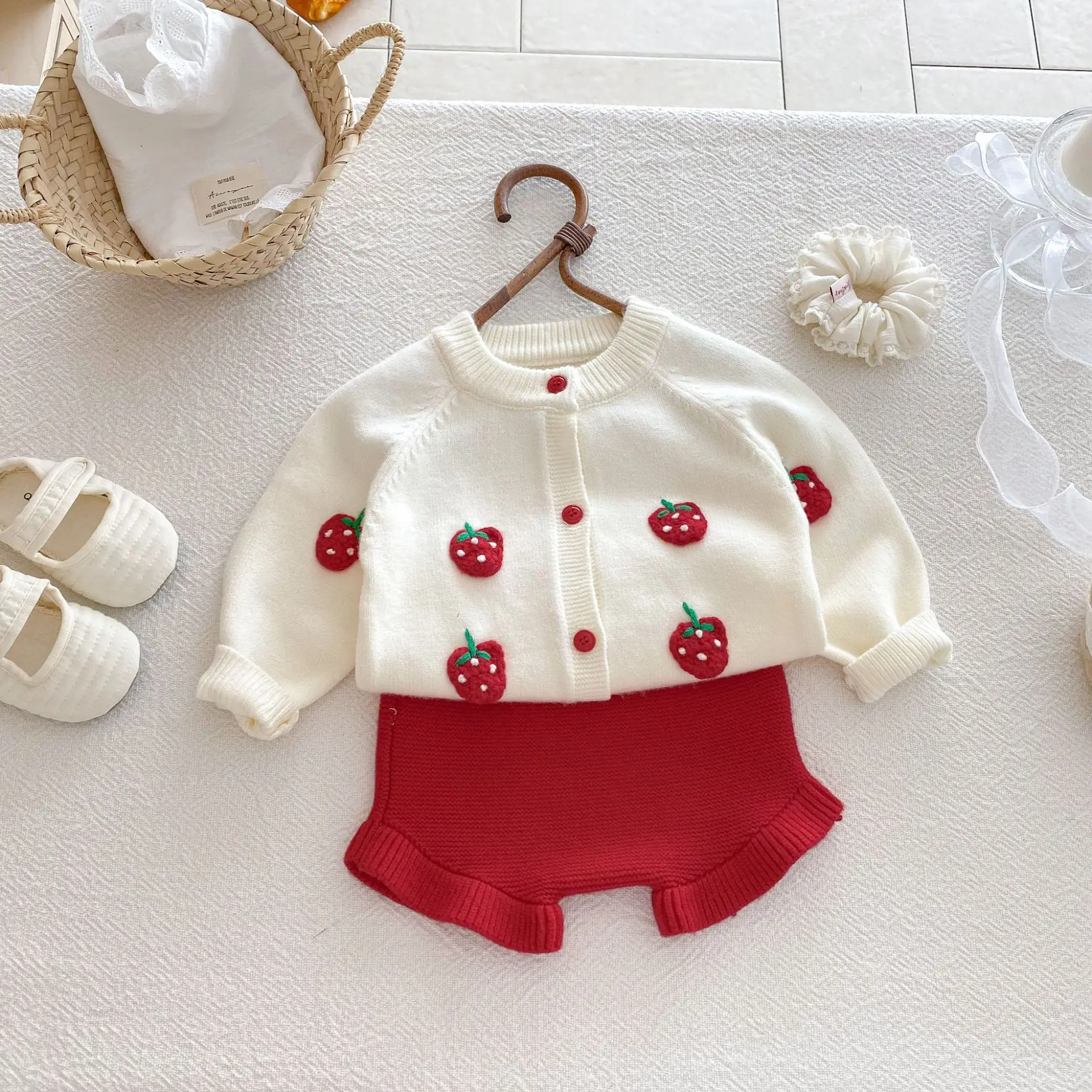 2026 Spring Autumn Baby Girl Cotton Knit Set Strawberry Embroidered Cardigan Red Ruffle Shorts 2-Piece Set 6-24M Baby Girls Clot