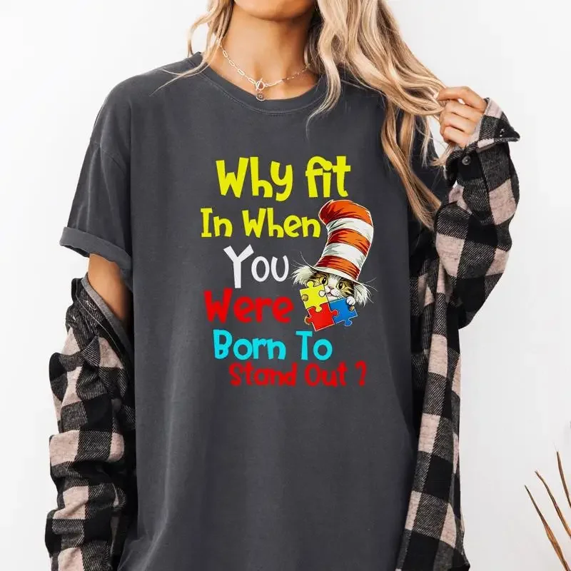 Pourquoi se plaindre de ne pas être à la mode, quand on est né pour se démarquer ? T-shirt pour la sensibilisation à l'autisme, pour les médecins, les enseignants, les mères, avec motif chat et chapeau.