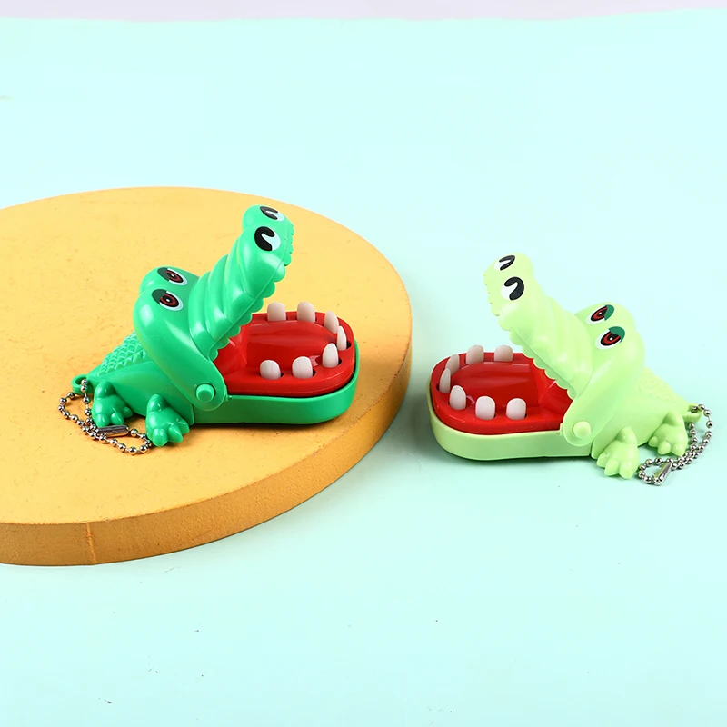 1pc Creative Small Crocodile Mouth Dentist Bite Finger Game Gags Toy With Keychain Tricky Color Random
