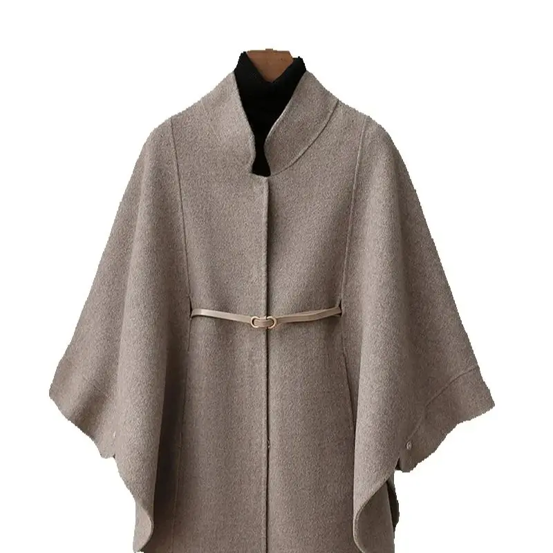 High-End-Socialite, Fuchspelzkragen, Fell, doppelseitiger Wollumhang, Schal, Mantel, junge Frau, Winter