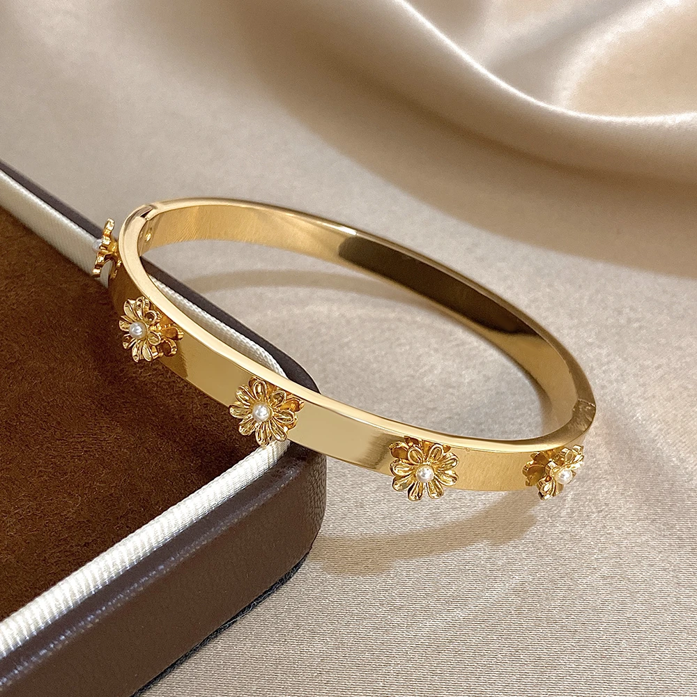 أساور أساور من الفولاذ المقاوم للصدأ مطلية بالذهب اللامع للنساء، سوار معصم عصري على شكل زهرة اللؤلؤ، مجوهرات مقاومة للماء