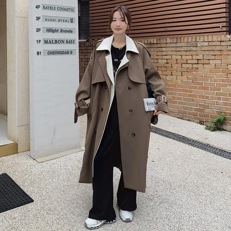 

A new long and elegant women's coat with color-blocking patchwork design
