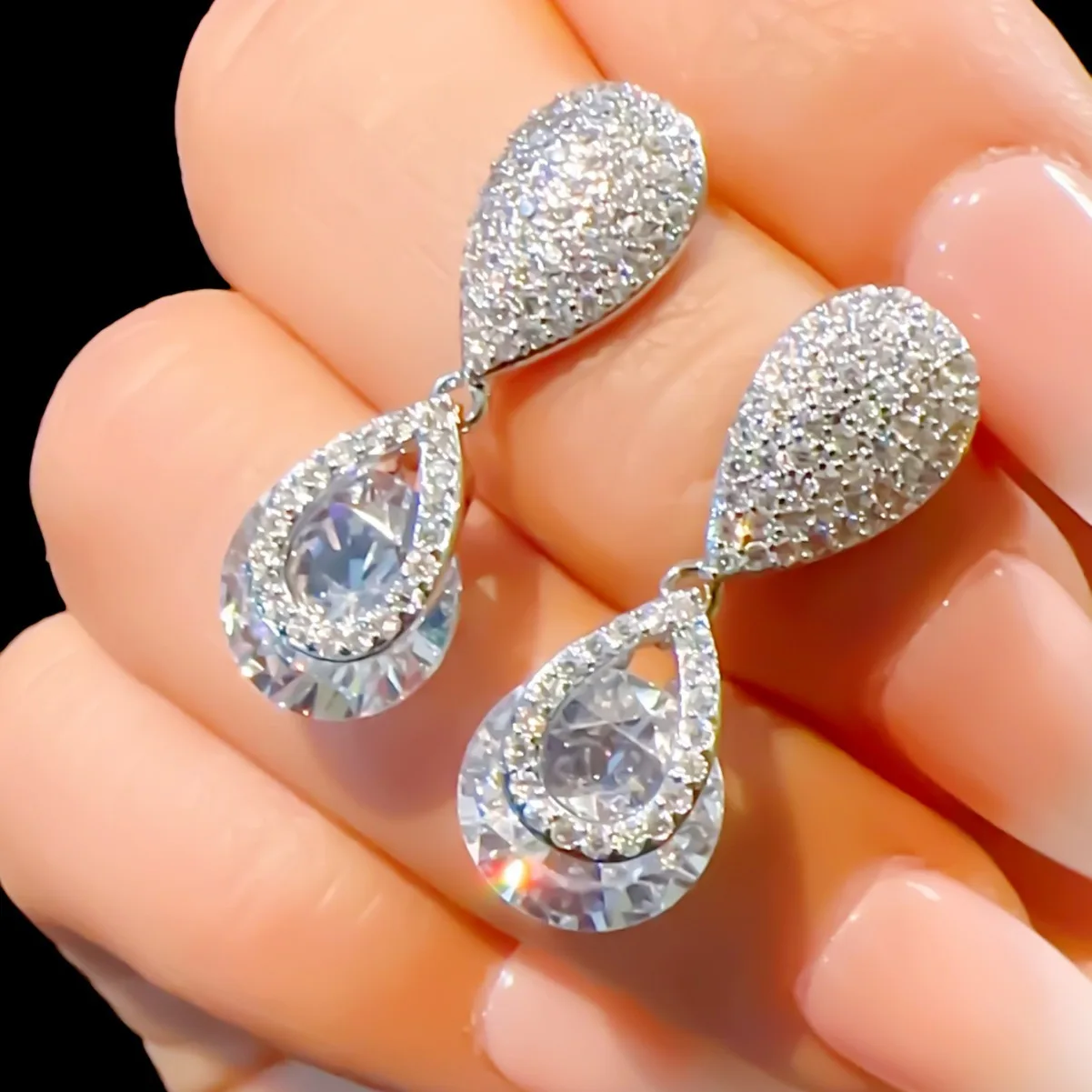

Exquisite Fashion Micro-inlay Ultra-shimmering Zircon Water Drop Earrings Niche Design Luxury Earring for Women Wedding Jewelry