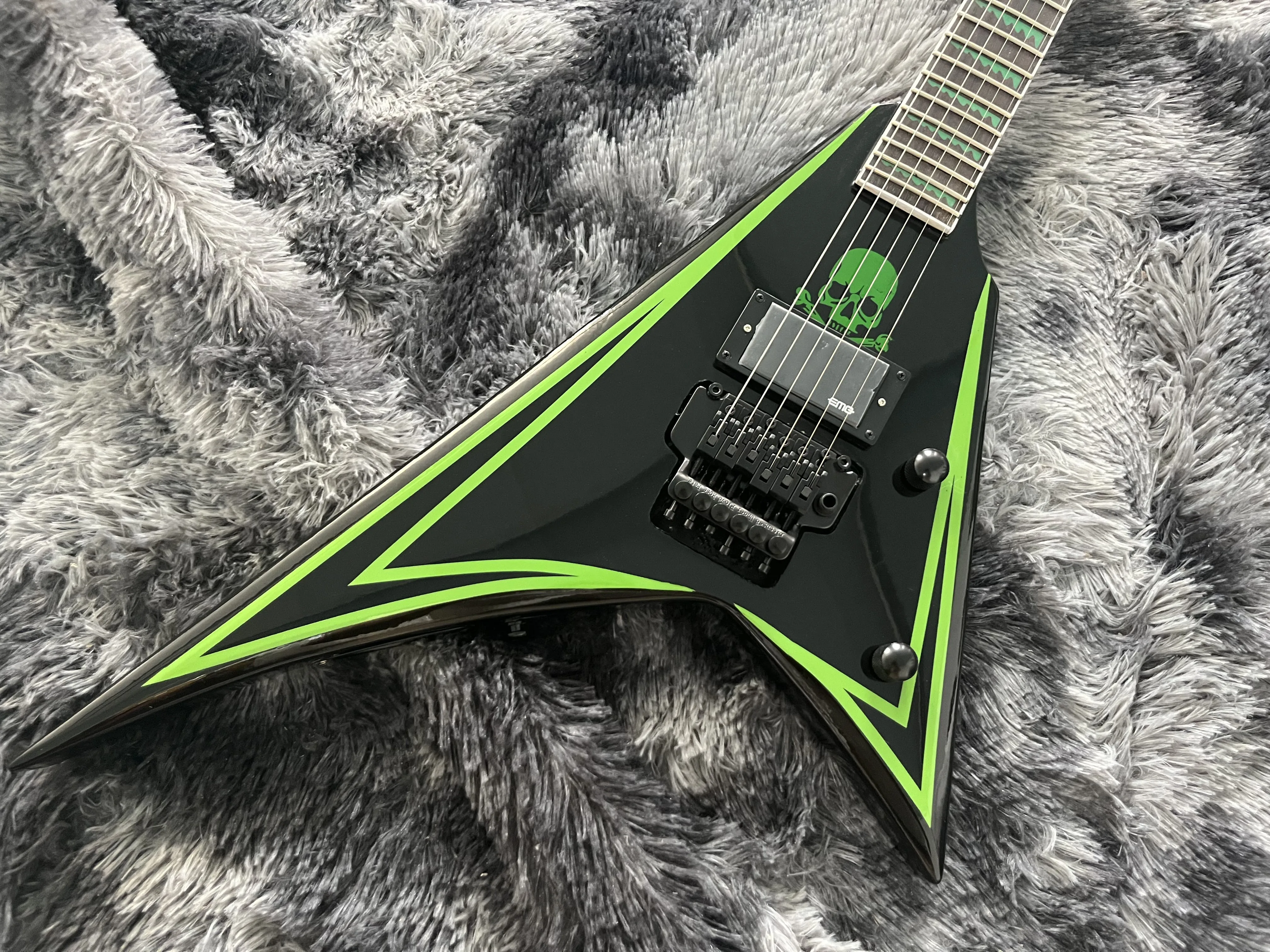China OEM Electric Guitar Duplex Tremolo System Green Line Jack V