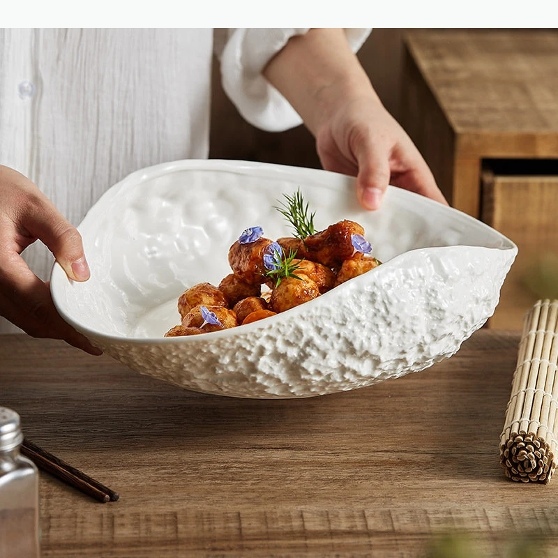 Prato de sopa oval branco puro com padrão de rock, mesa de cozinha minimalista, prato de jantar em forma de concha, prato principal de cerâmica