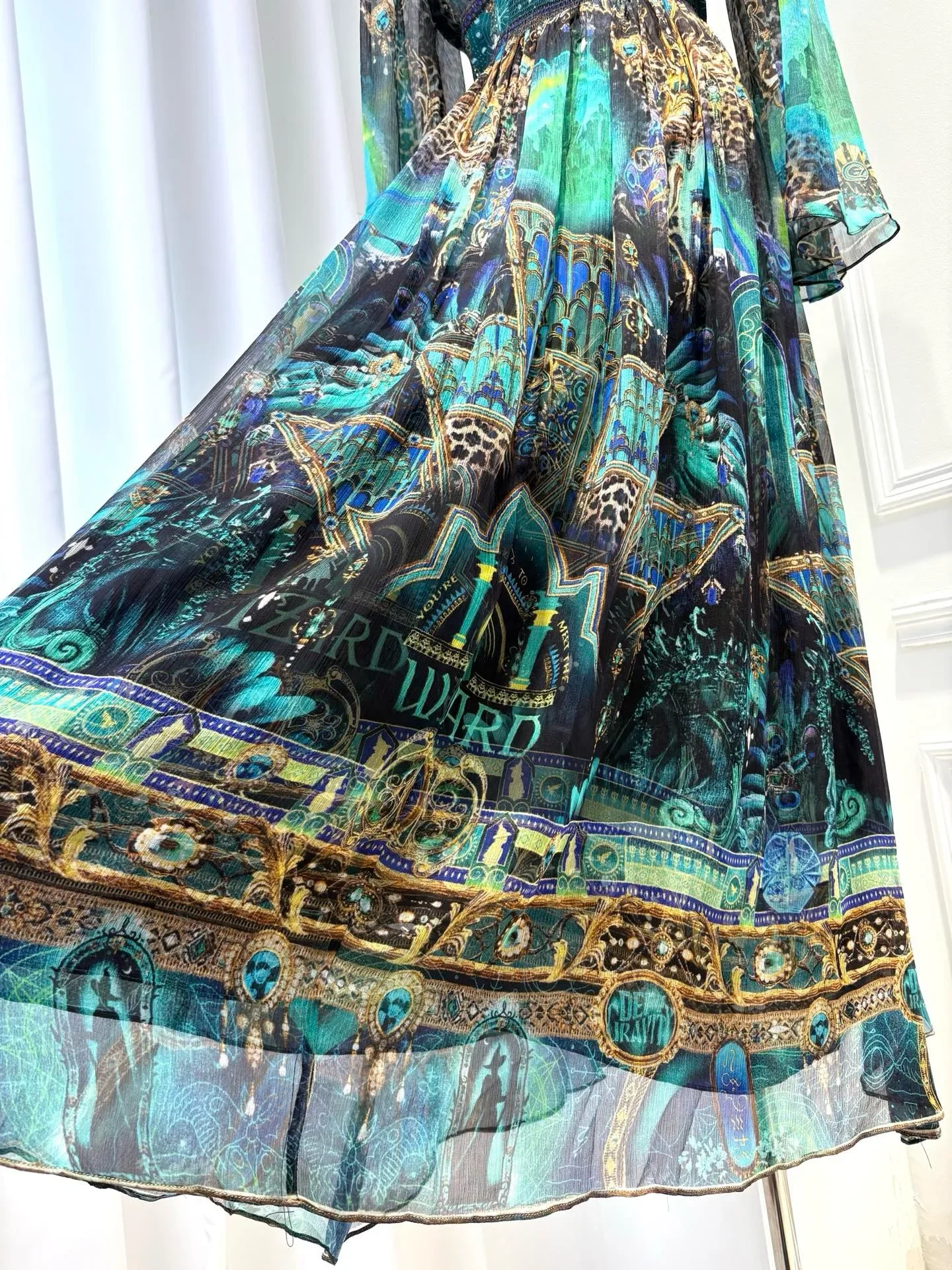 المرأة الخامس الرقبة كريستال مطرز الأخضر الطاووس طباعة الجنية نمط 100٪ فستان طويل الحرير