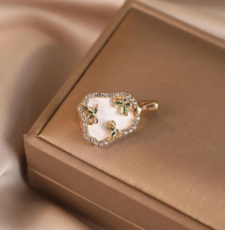 

Chinese style small fan pin with simple and unique style, compact and exquisite brooch for women