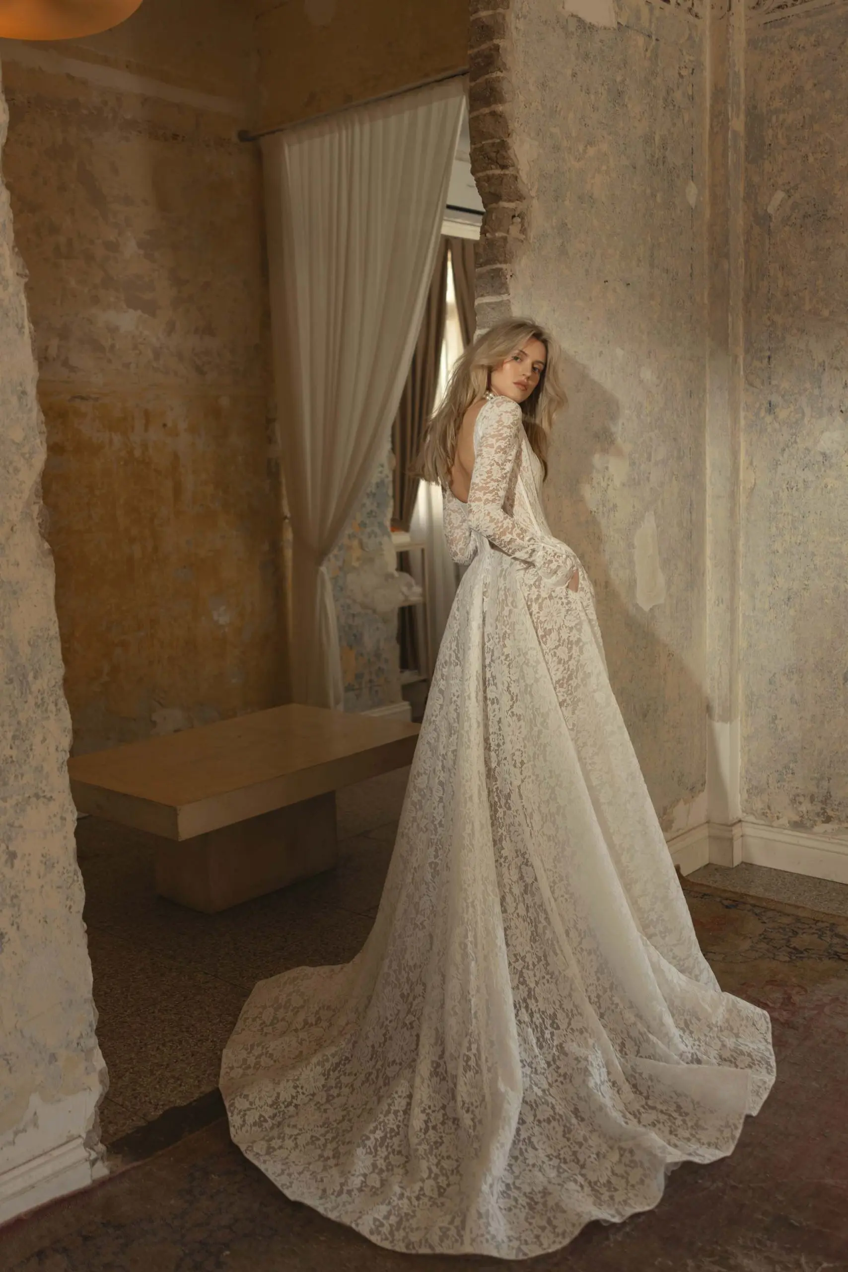 Suknie ślubne koronkowe, suknie balowe dla panny młodej, suknie z długim rękawem, minimalistyczne eleganckie suknie ślubne do ślubu cywilnego szyte na miarę.