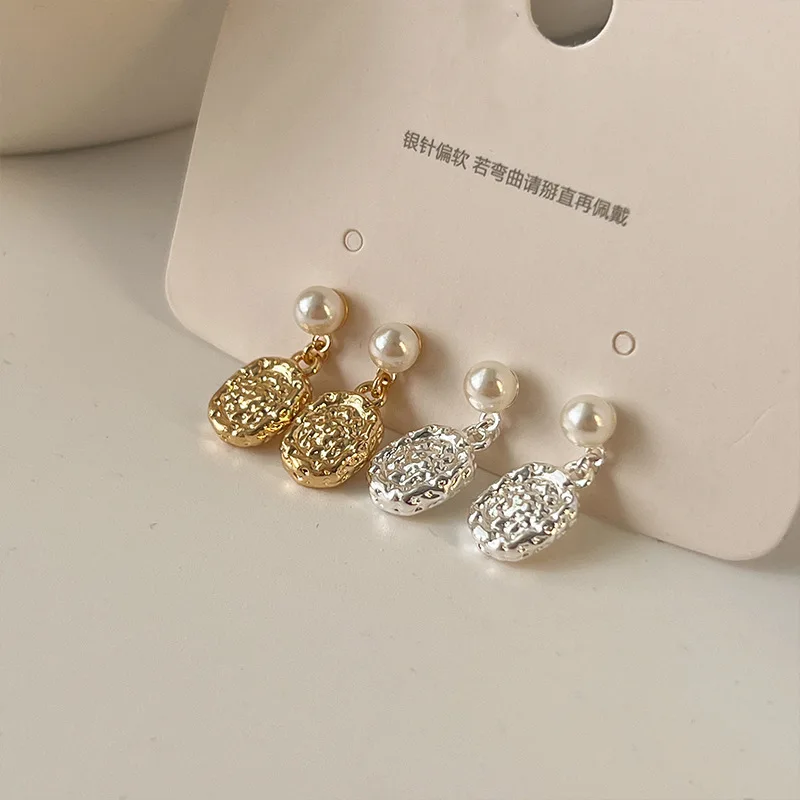 2024 Latest Retro Wrinkle Metal Earrings for Women Simple Fashionable Anti Allergy and Anti Fading Alloy Ear Studs Wholesale