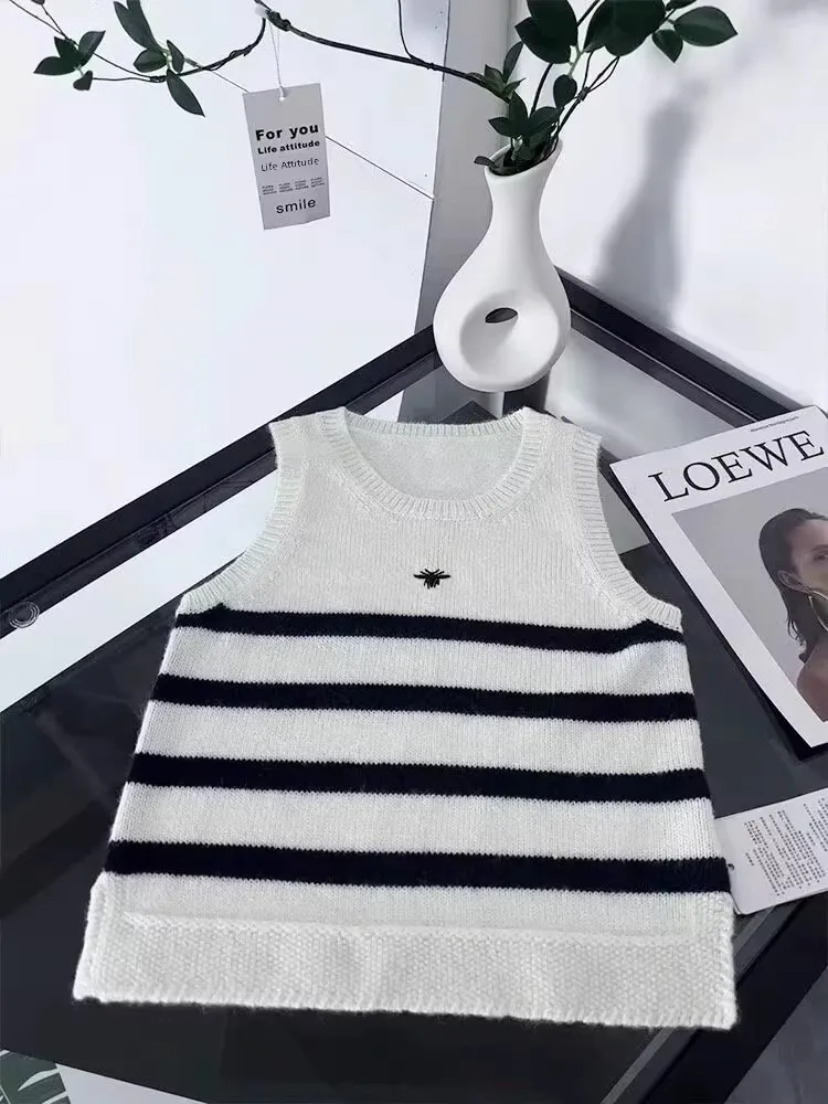 夏の新作カジュアルストライプニットトップス、スリムラウンドネック刺繍入り万能ベスト、甘辛ミックスレディース服