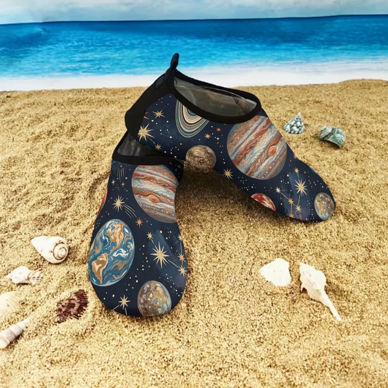 

1 Pair Unisex Retro Planet Print Sandals, Starry Sky Non-slip Soft Sole Slippers, Quick Dry Breathable Summer Beach Water Shoes