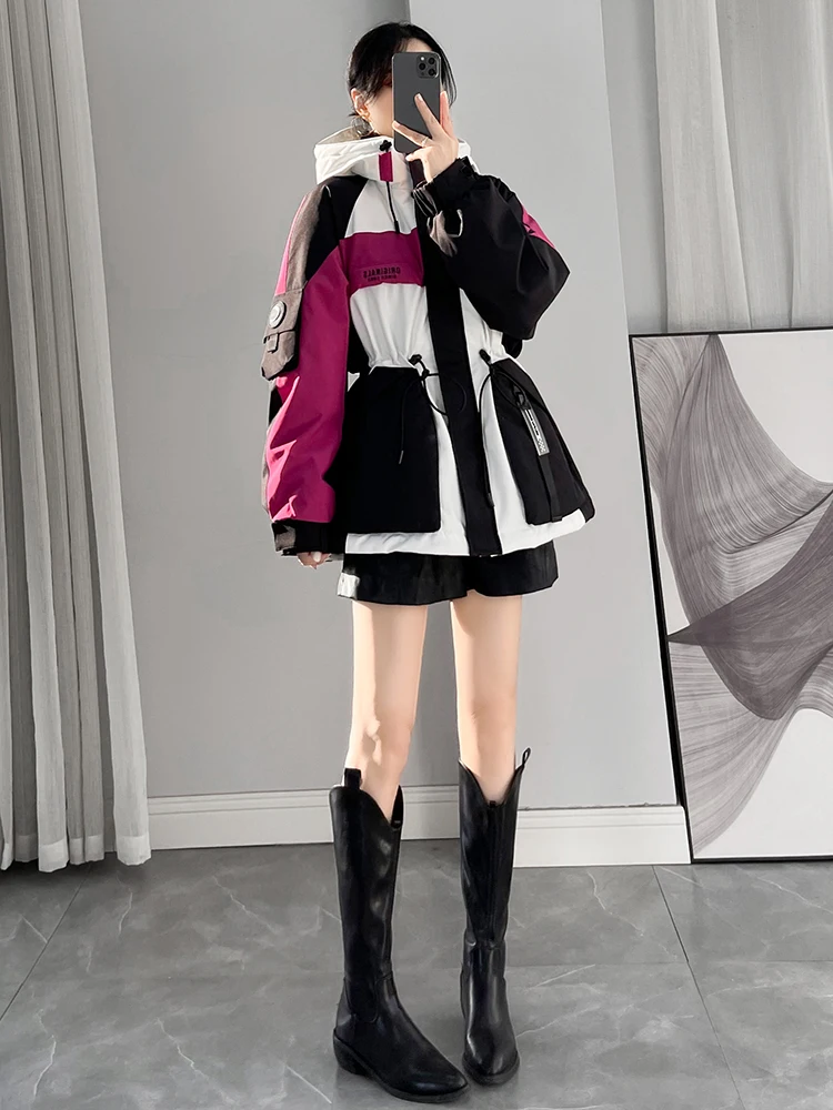 

Женская утепленная куртка-пуховик из 90% белого пуха с дизайнерскими вставками, цветными блоками и эффектом утяжки на талии, средней длины