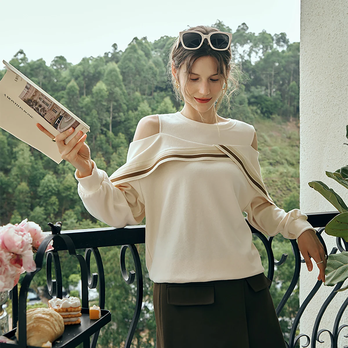 OLrain Oriel Apricot Crew Neck Sweater Women's Early Spring 2025 New French Shoulder-Spilling Design Top O23QR83326