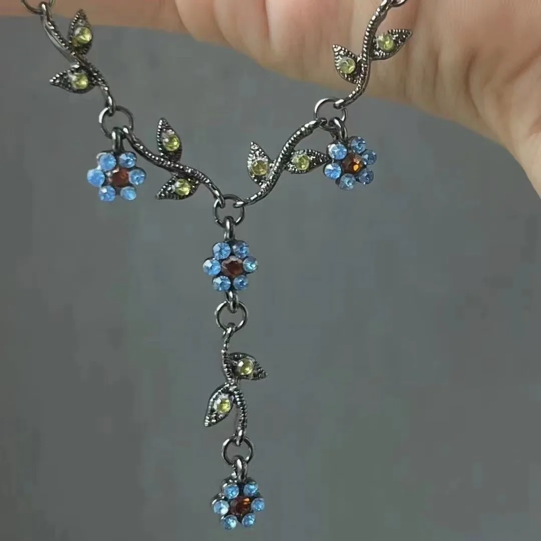 

Retro burnt blue flower zircon necklace, old metal temperament, high-end sense, fashion collarbone chain, neck chain.