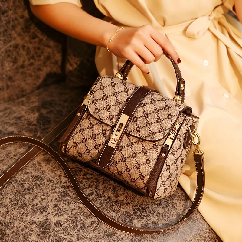 

Элегантная дизайнерская сумка для подгузников с простым силуэтом для женщин, роскошная кожаная сумка-тоут большой вместимости, стильная сумка через плечо.