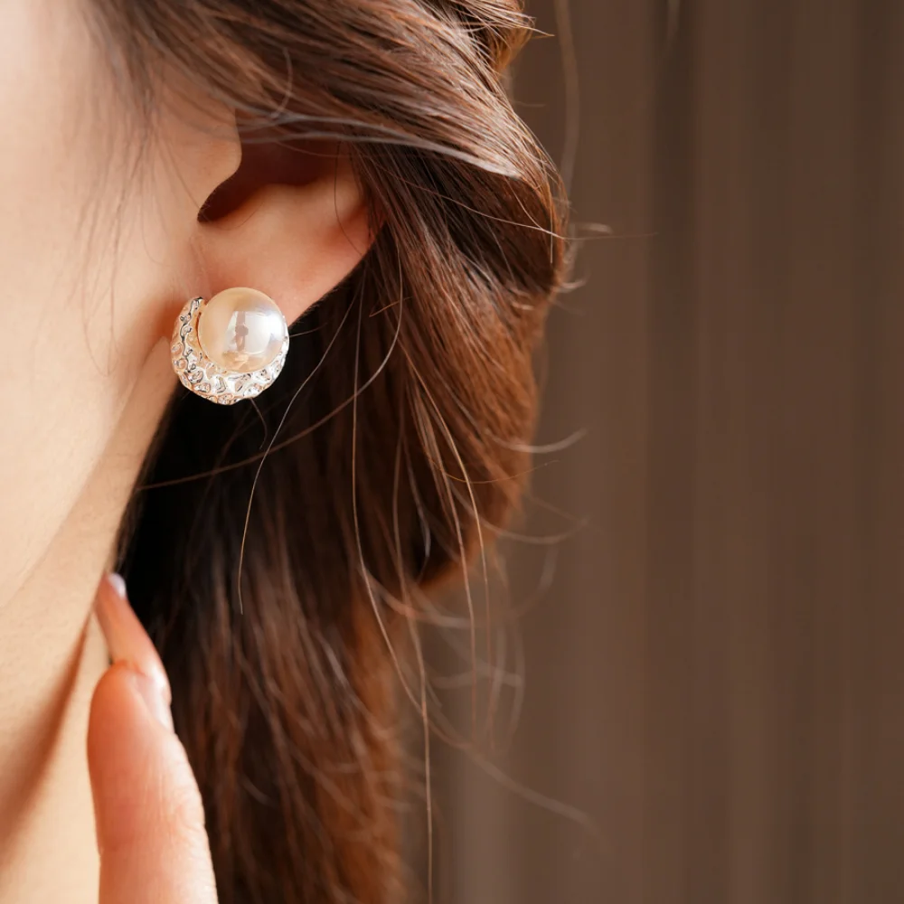 أقراط اللؤلؤ العصرية أقراط نسائية أنيقة على شكل قمر إكسسوارات مجوهرات فاخرة خفيفة أقراط مزاجية هدايا