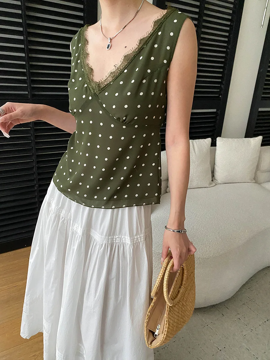 Sommerliche Damen-Weste im lässigen französischen Retro-Stil mit gepunkteter Spitze, Patchwork und V-Ausschnitt, schlank machend und ärmellos. – Detail 6
