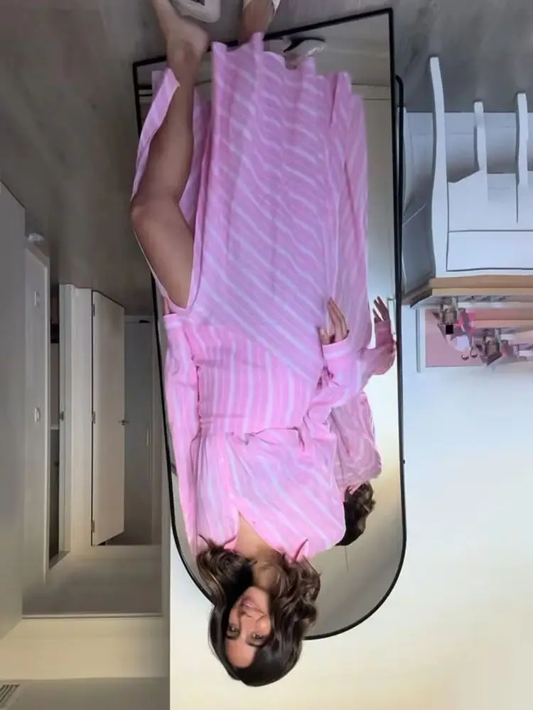 

Женский элегантный костюм с юбкой: розовая рубашка с отложным воротником и длинными рукавами в полоску + плиссированная длинная юбка с боковой молнией