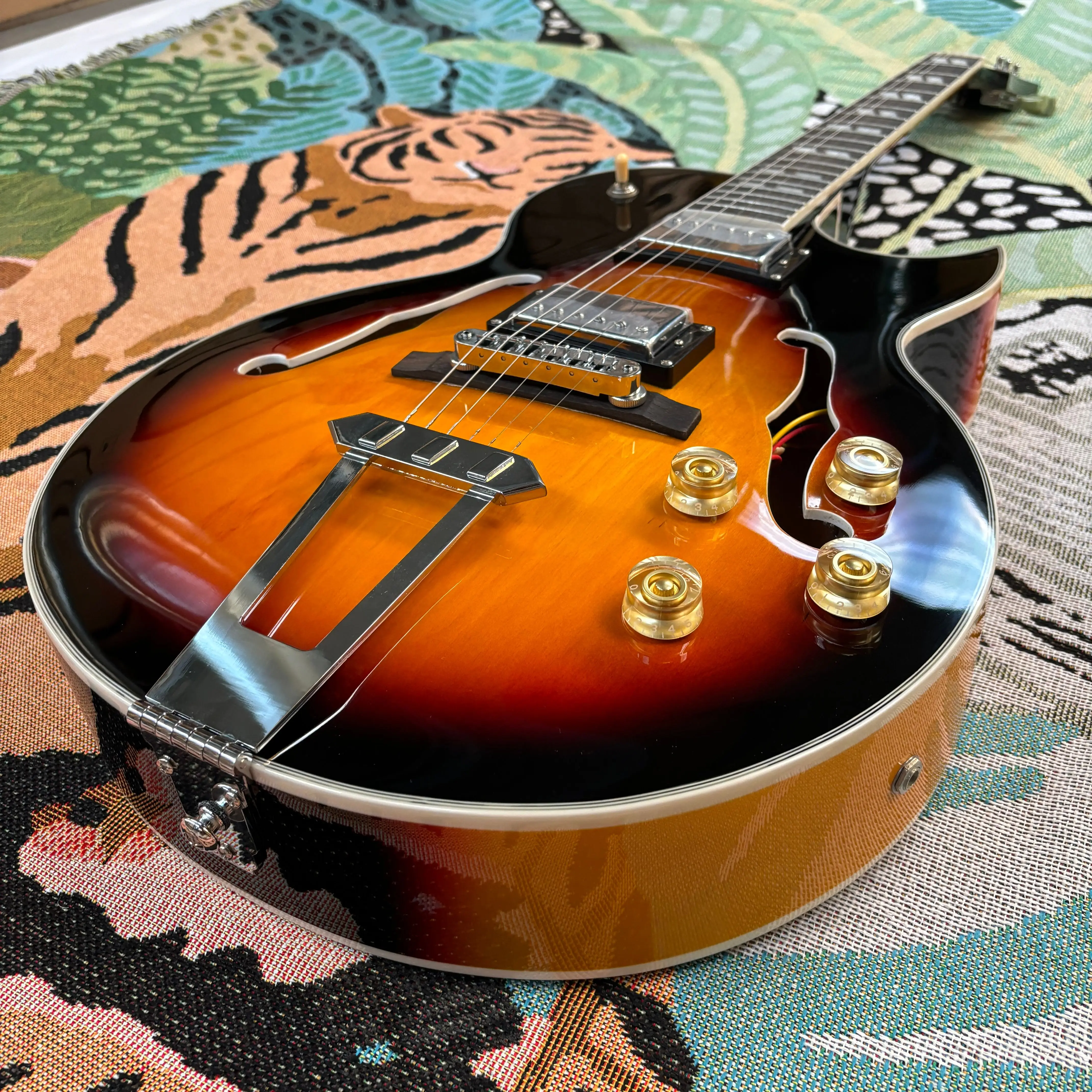 جيتار كهربائي مكون من 6 أوتار بلون غروب الشمس، عالي اللمعان، جيتار شخصي، جودة صوت جيدة، جسم مجوف، جيتار هدية.