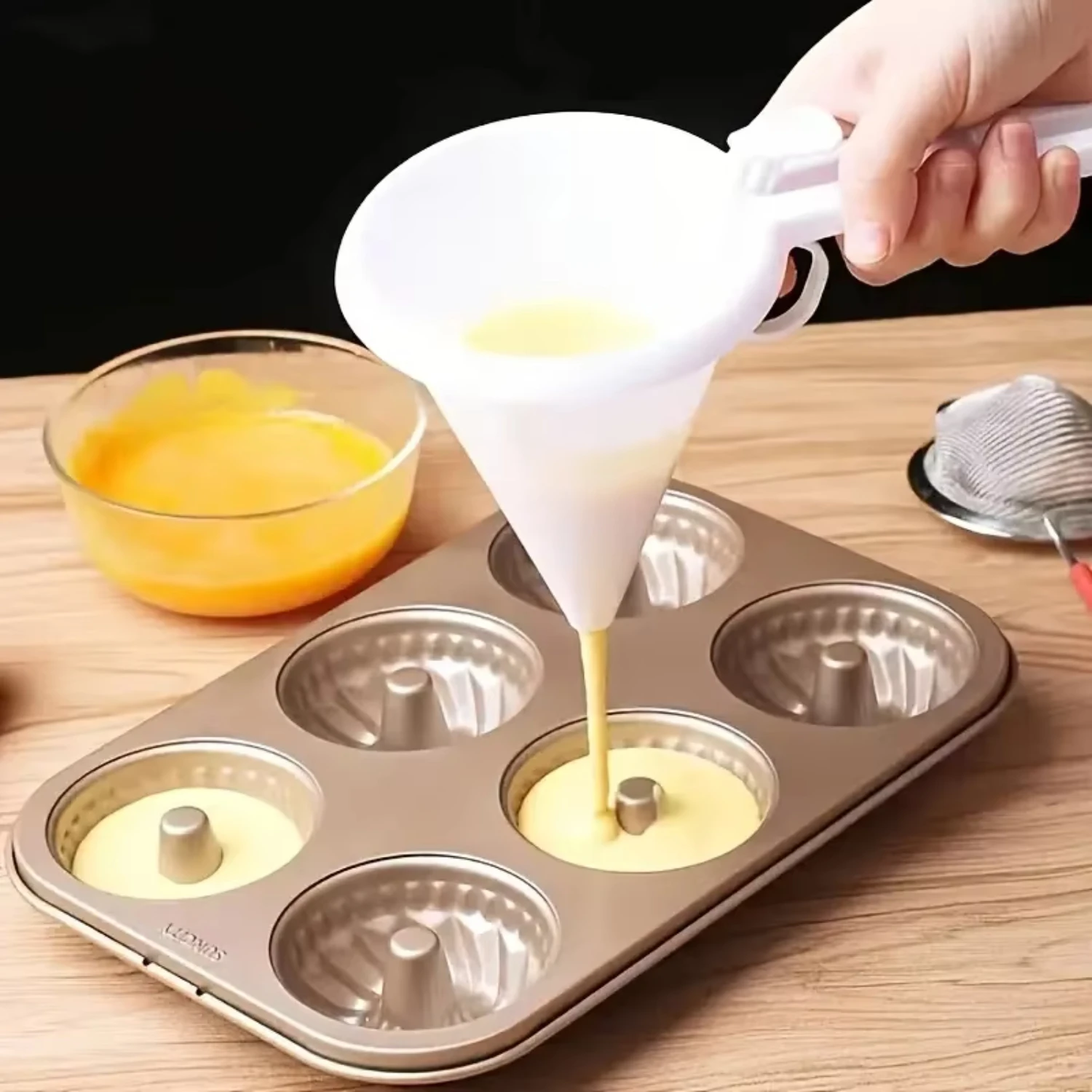 

1pc Cream Funnel Handheld Measuring Cup Cake Chocolate Separator Batter Funnel Kitchen Baking Tools