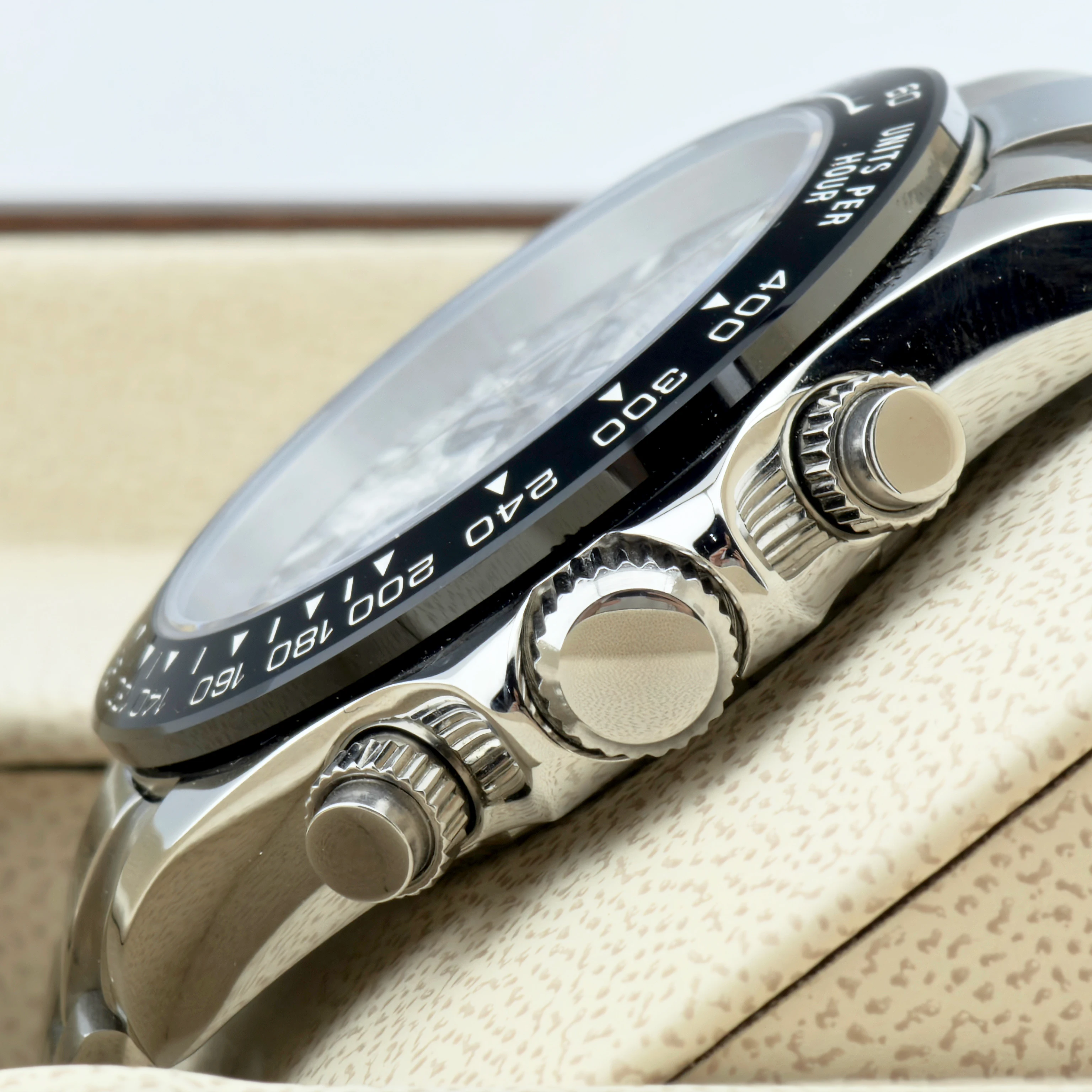Benutzerdefiniertes Logo Panda-Zifferblatt Daytona Homage Uhr 40mm Edelstahl Saphirglas Keramik-Lünette Quarzwerk Luxus Herrenuhr RELOJ – Detail 5