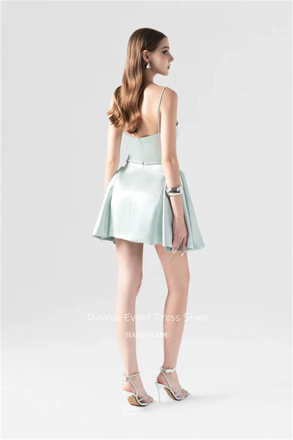 ชุดราตรีงานพรอมแบบเปิดหลัง คอวี สายเดี่ยว ผ้าพลีท สีเขียวมิ้นท์อ่อน  ทรงเอไลน์  สำหรับงานวันเกิด  สามารถสั่งตัดได้