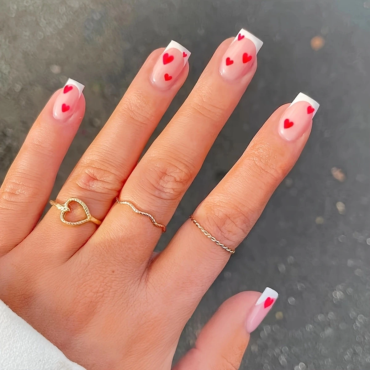 24 Uds. De uñas cuadradas cortas de estilo francés para vacaciones del Día de San Valentín con diseño de corazón rojo, uñas acrílicas brillantes, uñas postizas de cobertura completa