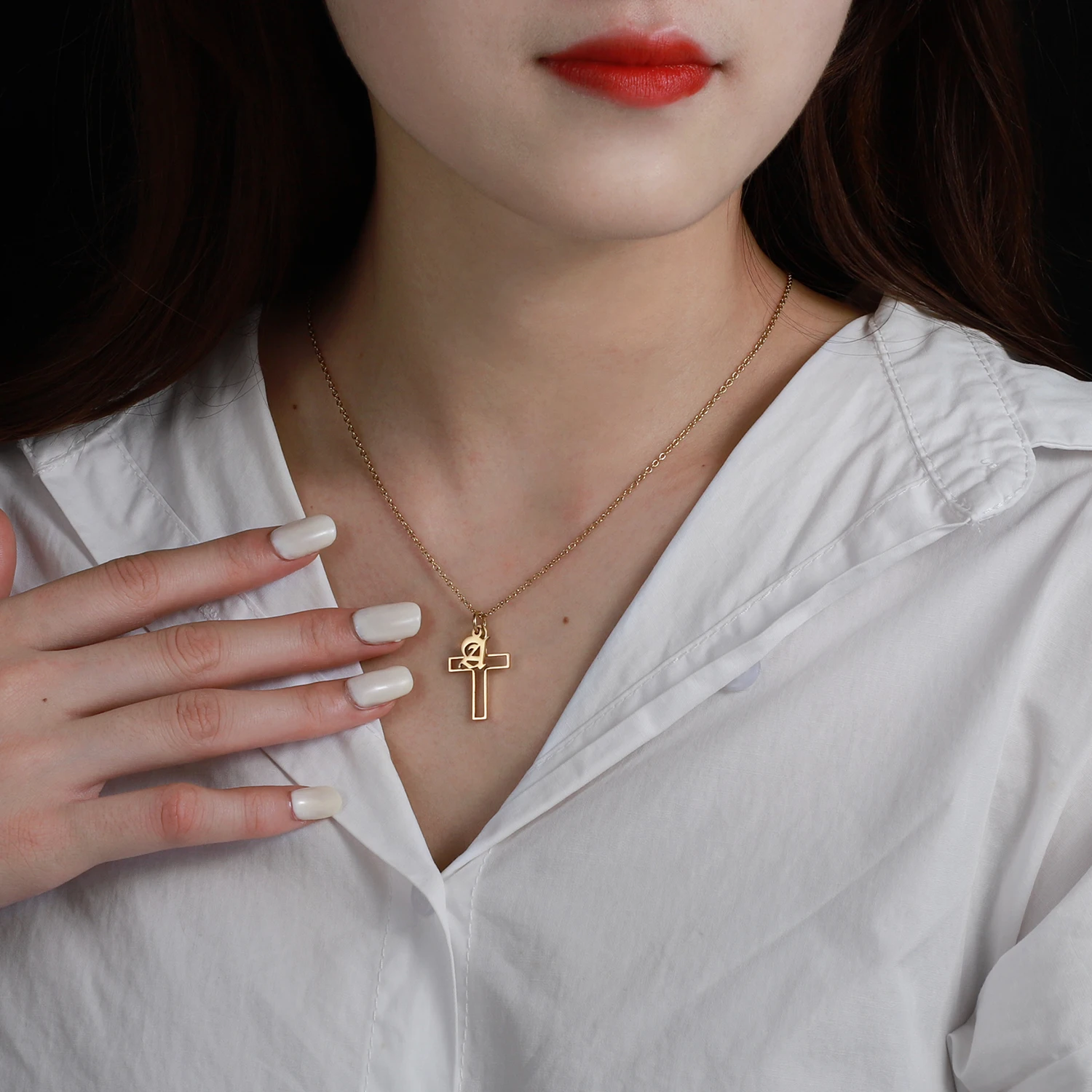 قلادة متقاطعة أولية مخصصة من Dascusto - مجوهرات مخصصة مكونة من 26 حرفًا باللون الذهبي عيار 18 قيراط لعشاق الموضة #3