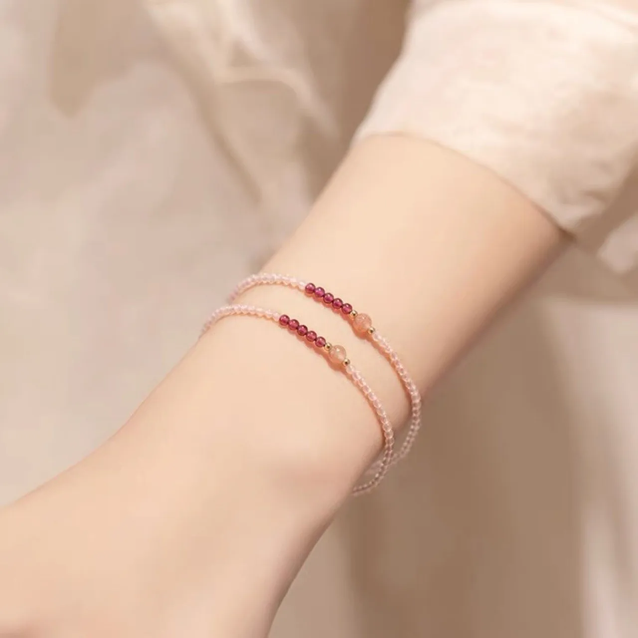 

Сверхтонкий 3 мм браслет с клубничным кристаллом и белым кристаллом в виде пудры для женщин 14k ультра тонкий летний дизайн, ощущение ниши