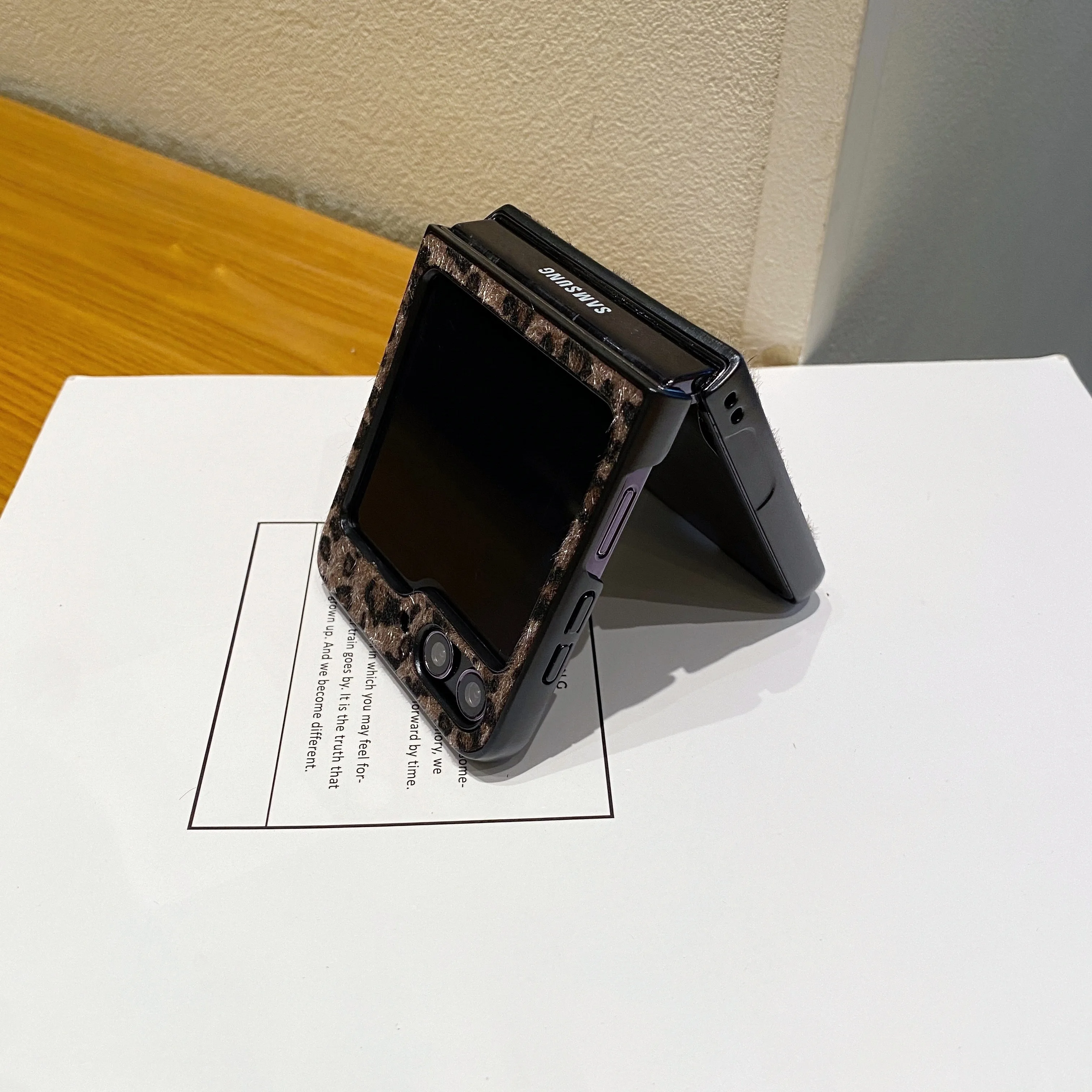 Künstliche Leopardenleder-Plüsch-Textur-Rückabdeckung für Samsung Galaxy Z Flip 8 6 5 4 3 Flip7 FE Modische Handyhülle – Detail 5