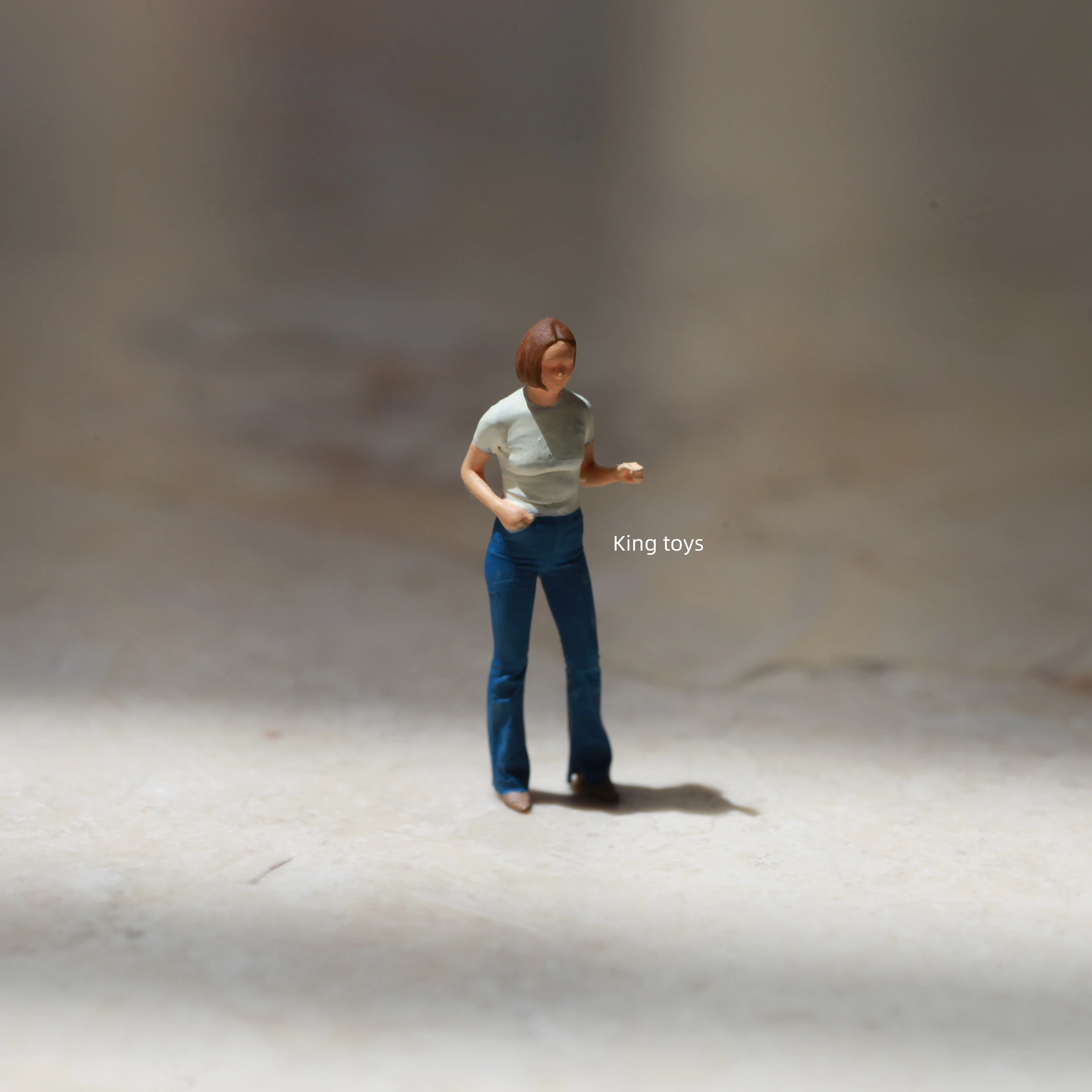 

King Toys 1:64 1:87 1:43 Figurines Scale Model Resin Girl In Jeans Dioramas Diecast Miniature Collection 091