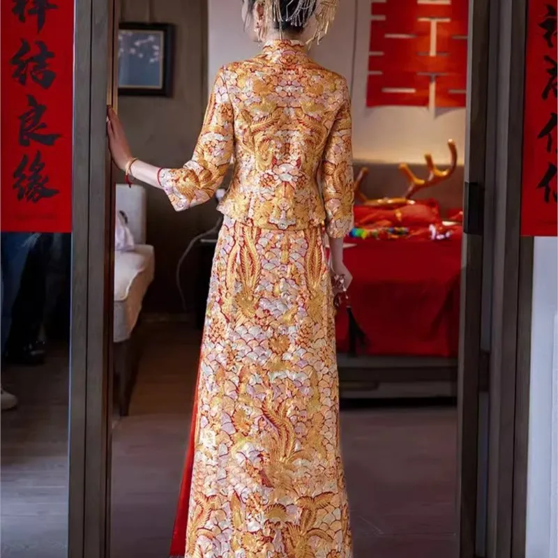 The new style of dragon and phoenix wedding dress a fitted cheongsam is royal