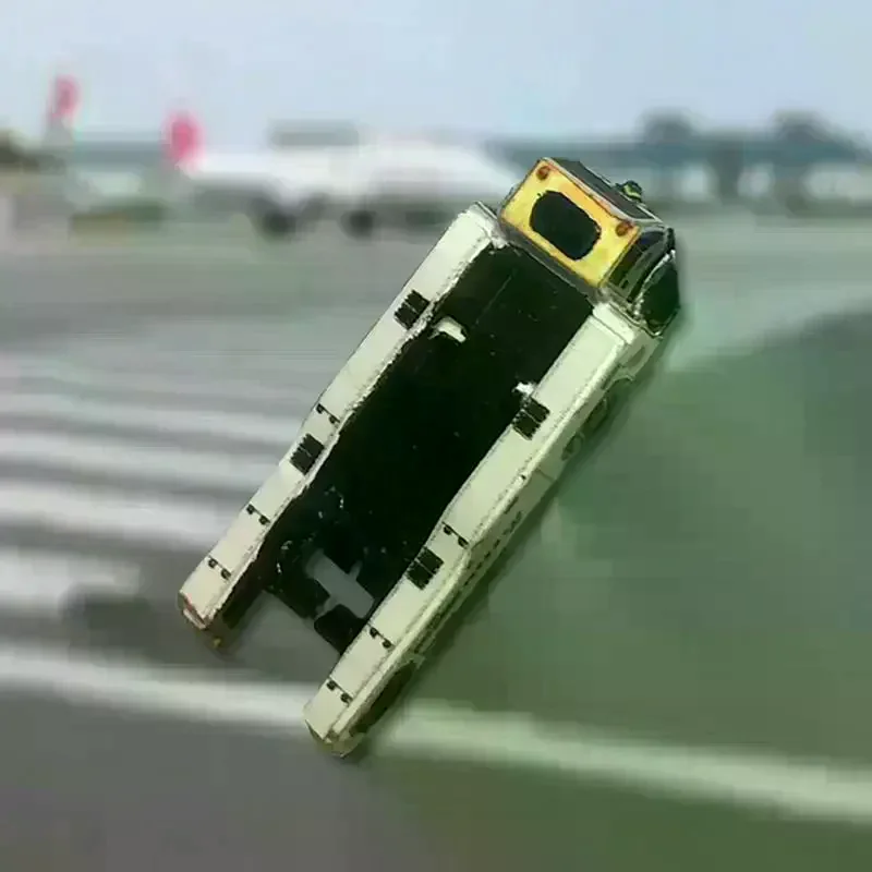 1:400 4 Rounds Airport Ground Handling Car Simulation Model Suitable For 380 Wide-body Aircraft view 3
