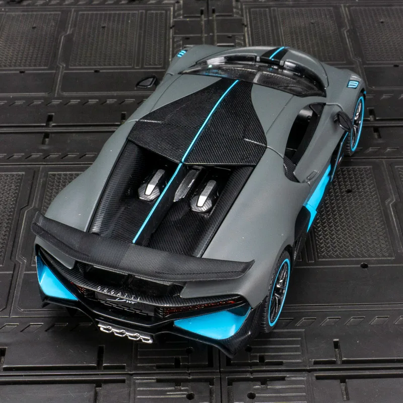 

Модель гоночного автомобиля Bugatti Divo от Rastar в масштабе 1:24, из сплава, с открывающимися дверями и капотом, богато детализирована, тонко выполнена, отличного качества.
