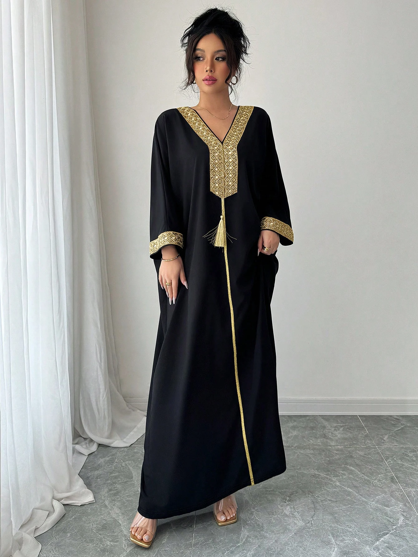 Damen Elegante Loungewear aus schwarzem, drapiertem Stoff mit Goldstickerei, V-Ausschnitt, Quasten und langen Ärmeln – Maxi-Kaftan für den Nahen Osten und Dubai – Detail 4