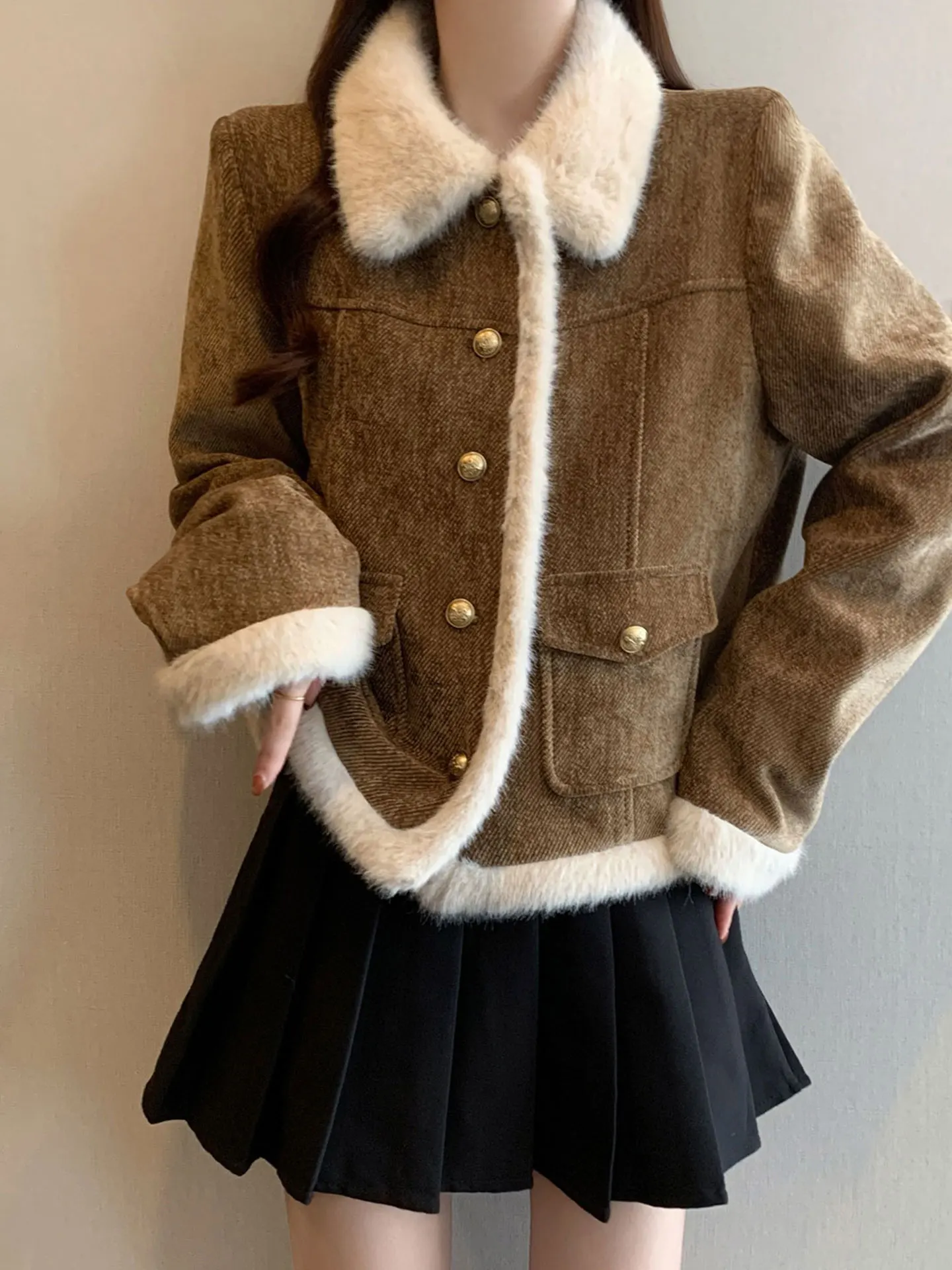 

Женская кожаная куртка до плеч с меховой отделкой, асимметричным воротником и утепленным воротником-стойкой, идеально подходит для осени и зимы