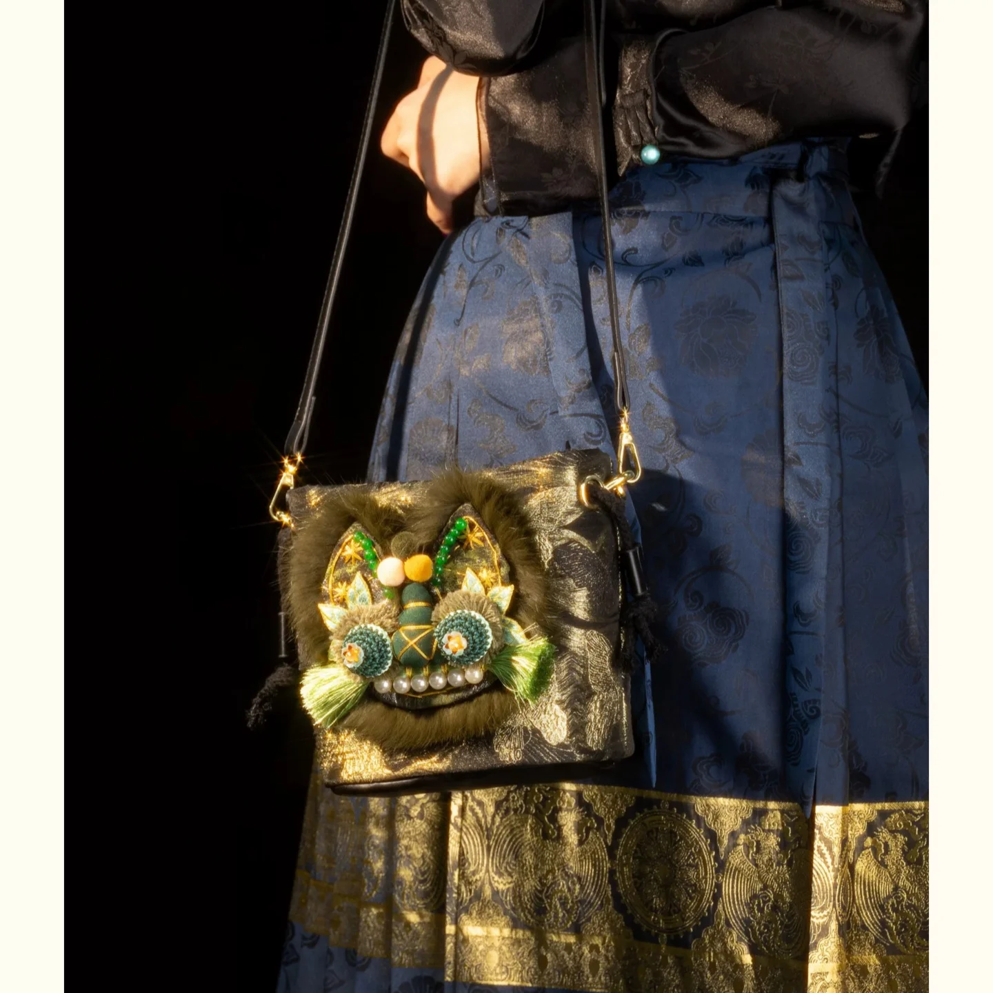 New Chinese style Tiger Head Women's Bag with Retro Embroidery Water Bucket Versatile Diagonal Cross Handheld Dual purpose Bag