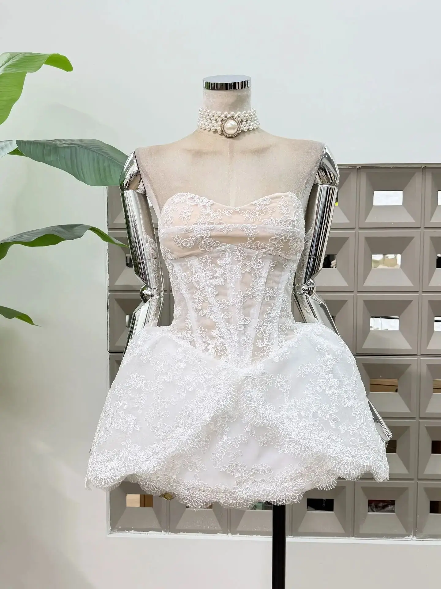 فستان نسائي جديد لعام 2026 بتصميم أنيق مع تطريز دانتيل وتنورة منفوشة بدون حمالات من قطعتين، فستان قصير لحفلات أعياد الميلاد والسهرات، أزياء عصرية للفتيات المراهقات