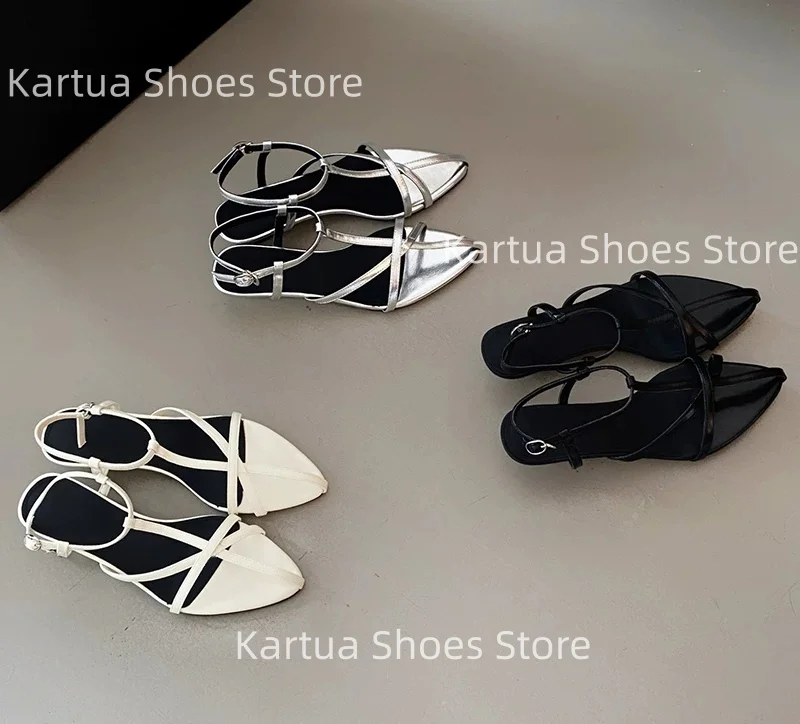 Sandalias Planas de Piel Negra con Punta Abierta y Tira Cruzada para Mujer, Detalles Elegantes, Zapatos Clásicos de Calle para Dama