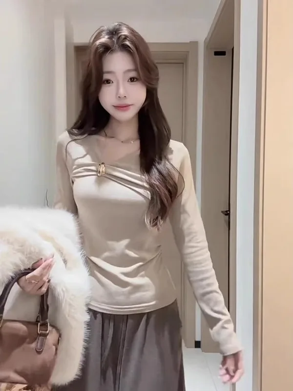 

Slimming Large Size Knitwear with Metal Bule Twist Design for Women Autumn Winter Faionable plus Size Slim Fit Top