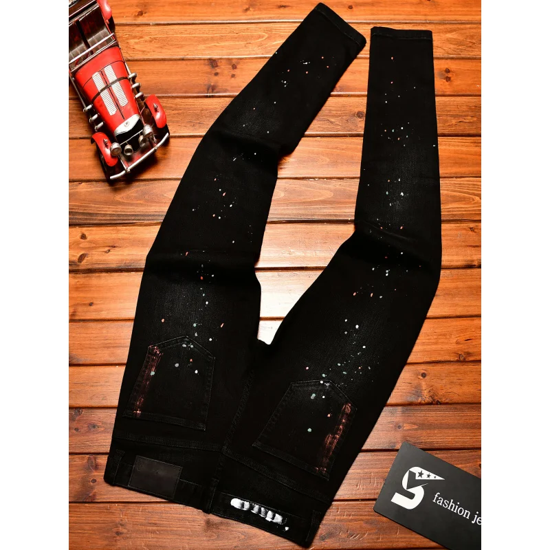جينز أسود موضة الشارع للرجال في خريف 2025، مقاس نحيف بأقدام صغيرة، رقعة مثقوبة، سراويل متينة وأنيقة