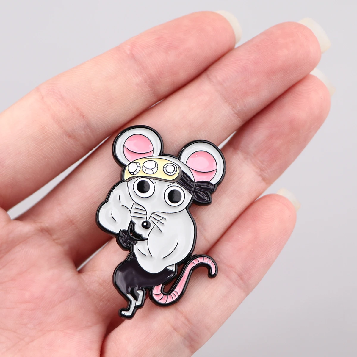 Pin esmaltado de ratón de Anime, broche de Animal lindo, Pines de solapa, insignia en mochila, accesorios de ropa, joyería de moda, regalos de amigos