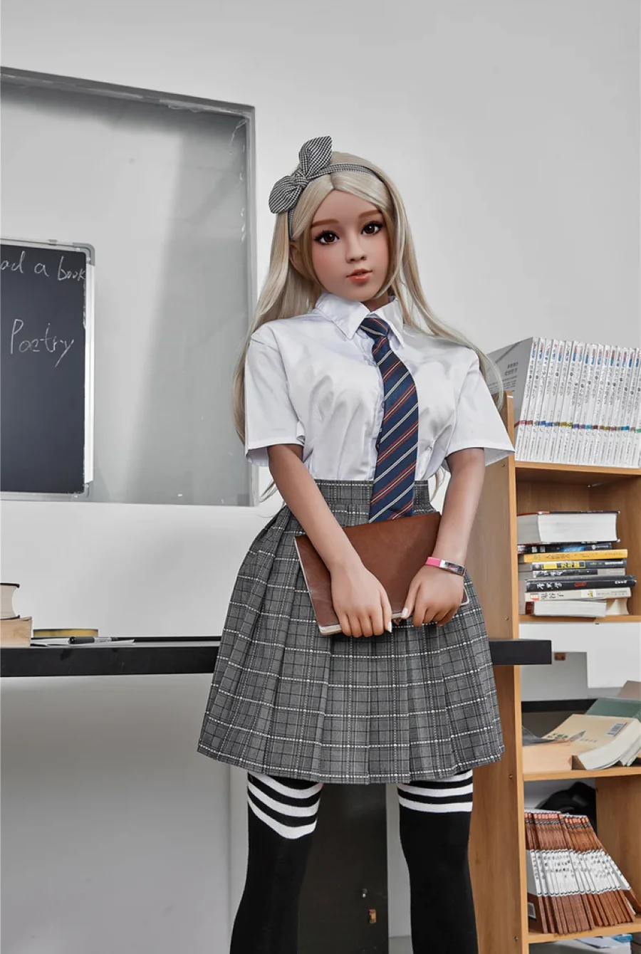 120CM 리얼리틱 TPE 라이프 컴패니언 피규어 – 부드러운 피부 촉감의 관절형 인형, 휴식 및 개인 전시에 이상적