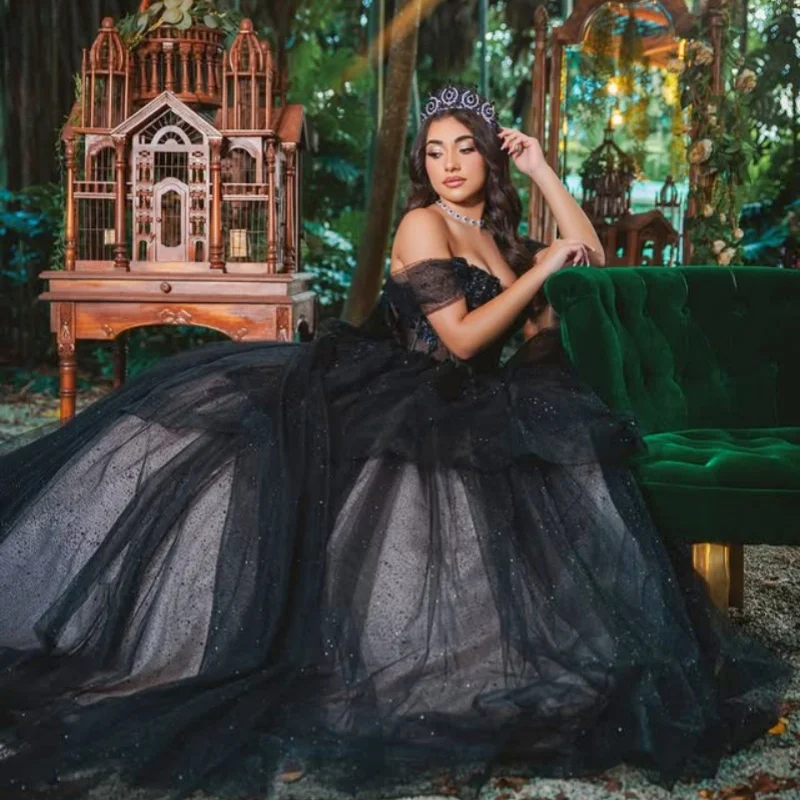 ชุดเดรสงาน Quinceañera สีดำเงา แบบเปิดไหล่ ประดับคริสตัลวิบวับ พร้อมหางยาวและโบว์ใหญ่ vestidos de 15 Quinceañera ﻿ ปรับแต่ง