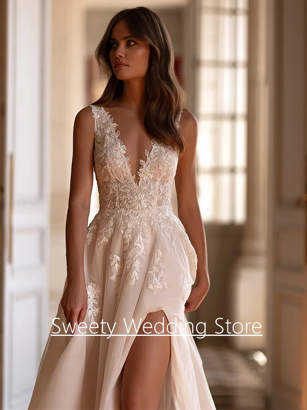 Champagnerfarbenes Hochzeitskleid für die Braut, maßgeschneidertes V-Ausschnitt, offener Rücken, funkelnde Applikation, Tüll, A-Linie, geteiltes Brautkleid, Sweep-Zug – Detail 5