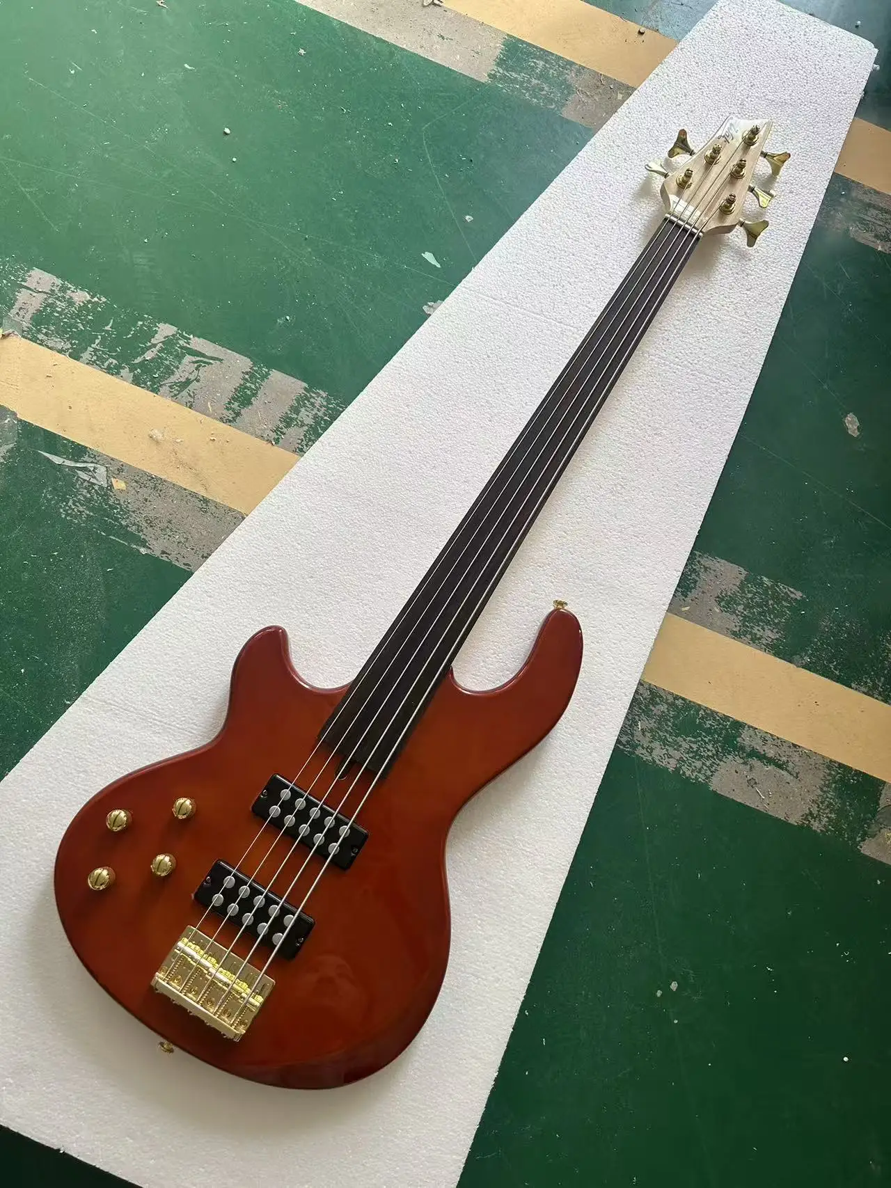 Left hand 5-String G-Wall S bass gitarre tyle Electric  bass gitarre With Peach Blossom Wood Body