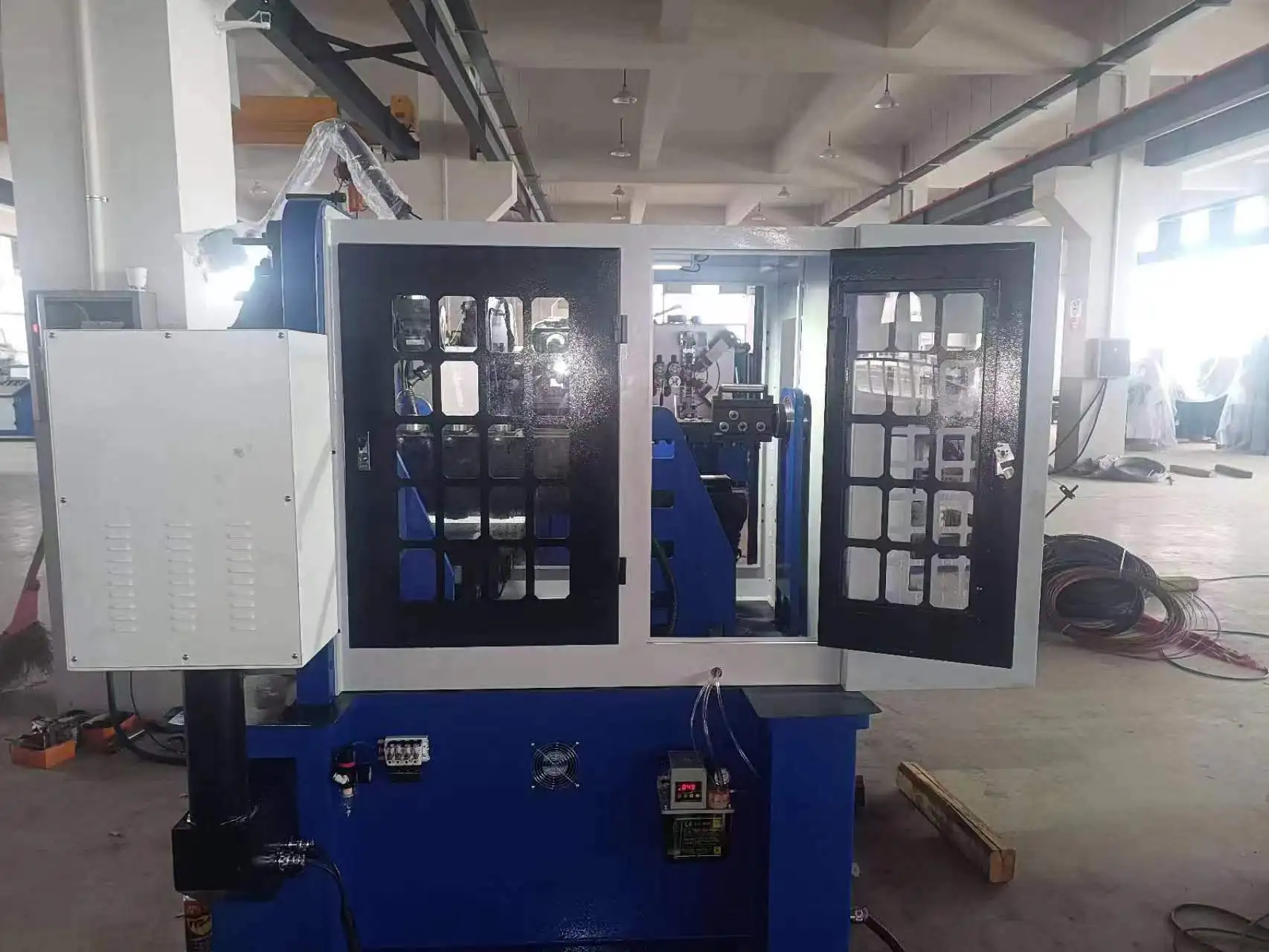 Macchina per la produzione di nastri trasportatori a rete metallica flessibile piatta personalizzata in acciaio inossidabile. Macchina per la formatura di nastri a rete